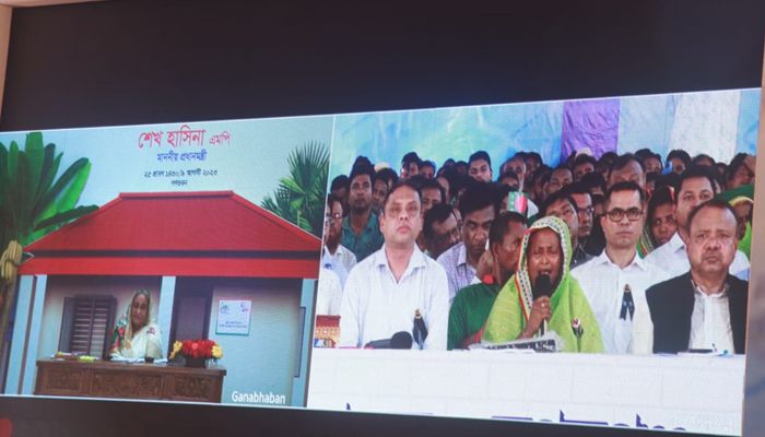 আশ্রয়ণের ঘরে প্রধানমন্ত্রীকে দাওয়াত দিলেন নোয়াখালীর জাহেরা