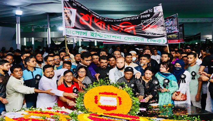 বঙ্গবন্ধুর প্রতিকৃতিতে রিকের পুষ্পস্তবক অর্পণ
