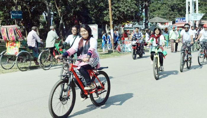 সাইকেলের চাকায় অদম্য তারা