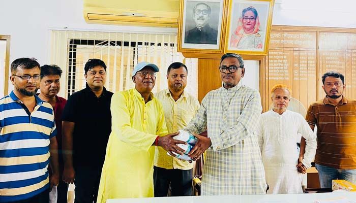 ডেঙ্গু রোধে স্প্রে বিতরণ করলেন কাদের মির্জা
