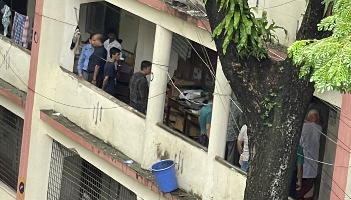 চট্টগ্রামে মেডিকেল কলেজ ছাত্রাবাসে তল্লাশি, কক্ষ সিলগালা