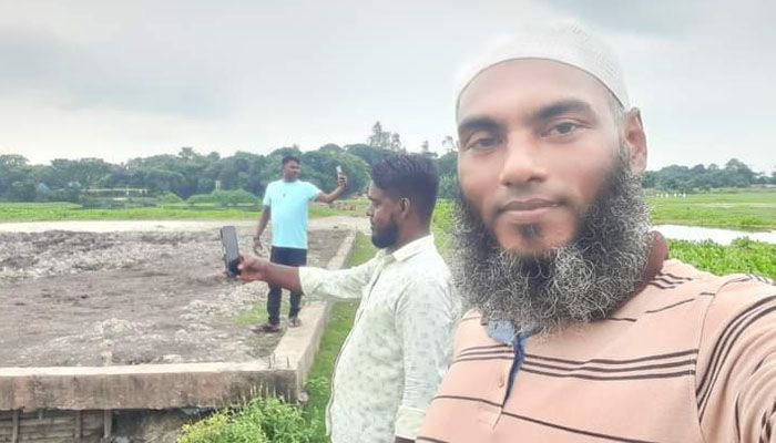 ‘মেয়েটা শুধু বাবা-বাবা করছে, কী জবাব দেব ওকে’