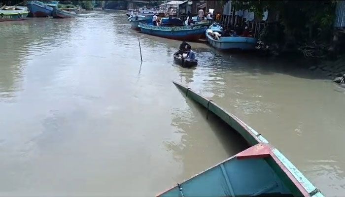 বাউফলে ৯৭ টন সার নিয়ে কার্গোডুবি