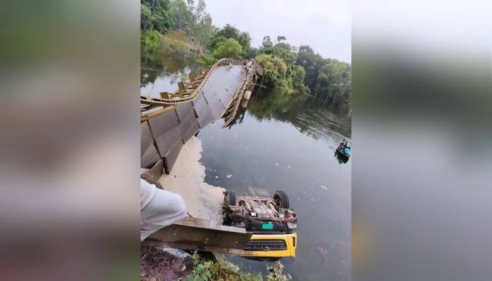 টাঙ্গাইলের বেইলি ব্রিজ ভেঙে ট্রাক খালে, যোগাযোগ বন্ধ