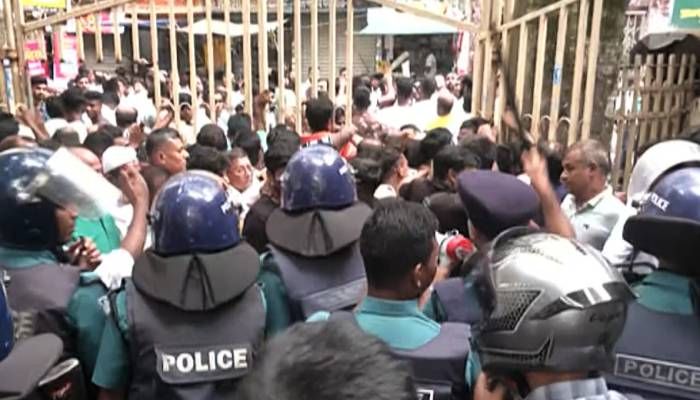 আদালত চত্বরে পুলিশের সঙ্গে বিএনপি নেতাকর্মী ও আইনজীবীদের সংঘর্ষ