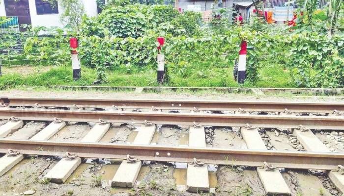 স্লিপার দেবে যাওয়ায় ঝুঁকি নিয়ে চলছে ট্রেন