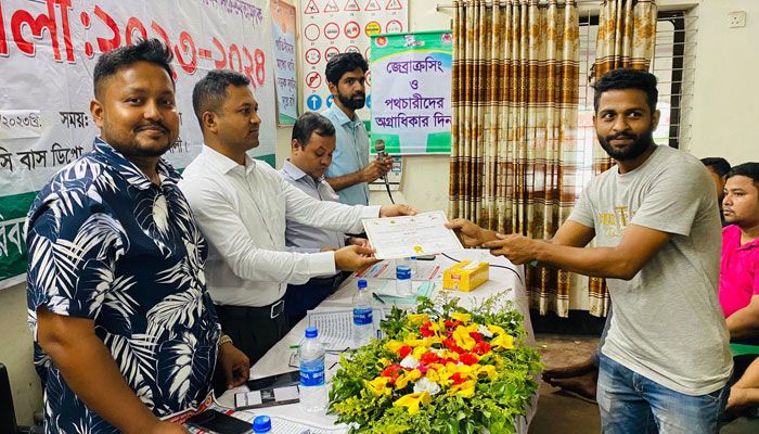 আইন মেনে চলার শপথ নিলেন দুই শতাধিক চালক