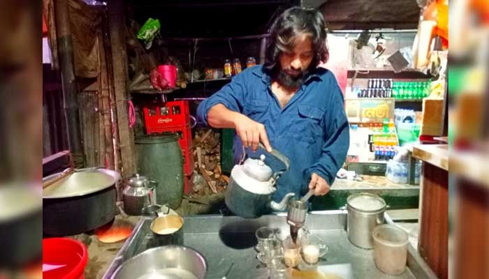 ফারুক হোসেনের চায়ের দোকান। প্রবা ফটো