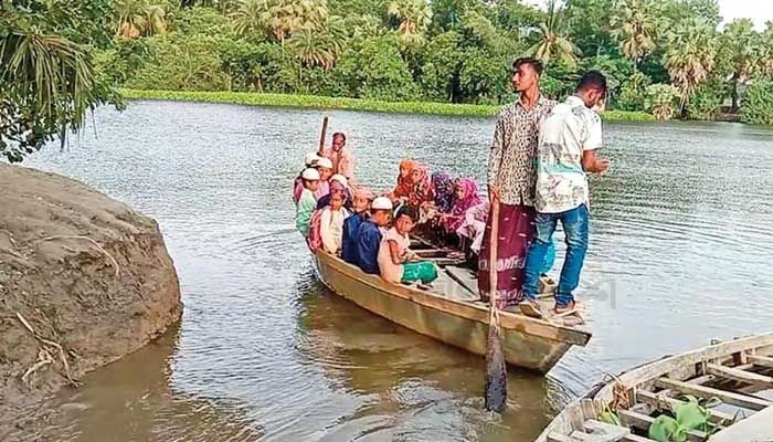 একমাত্র নৌকাই শিশুশিক্ষার্থীদের ভরসা