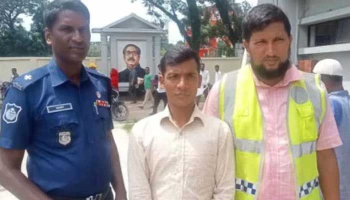 ইভটিজিং করার দায়ে বশির উদ্দিনের ৯ মাসের কারাদণ্ড। প্রবা ফটো 