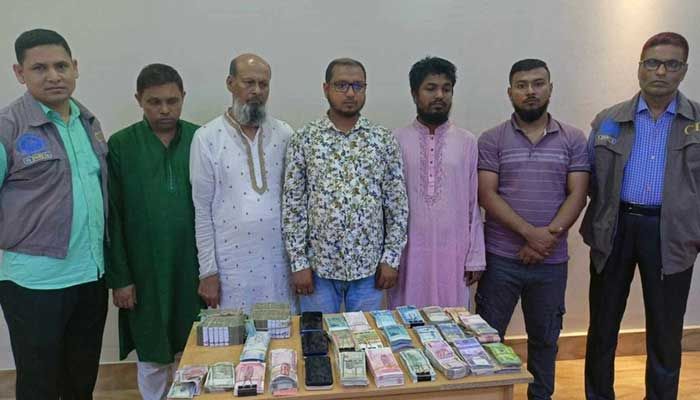 উত্তরায় দুই এক্সচেঞ্জ থেকে গ্রেপ্তার ৫