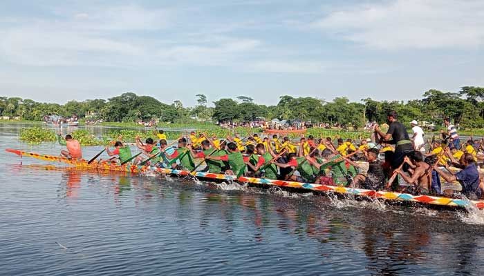 টুঙ্গিপাড়ার বর্ণি বাঁওড়ে ঐতিহ্যবাহী নৌকাবাইচ