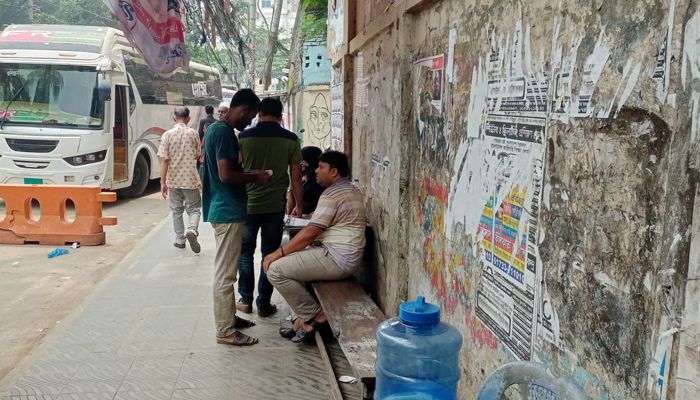 জবি কর্মকর্তার বিরুদ্ধে বাস কাউন্টার ভাঙচুরের অভিযোগ