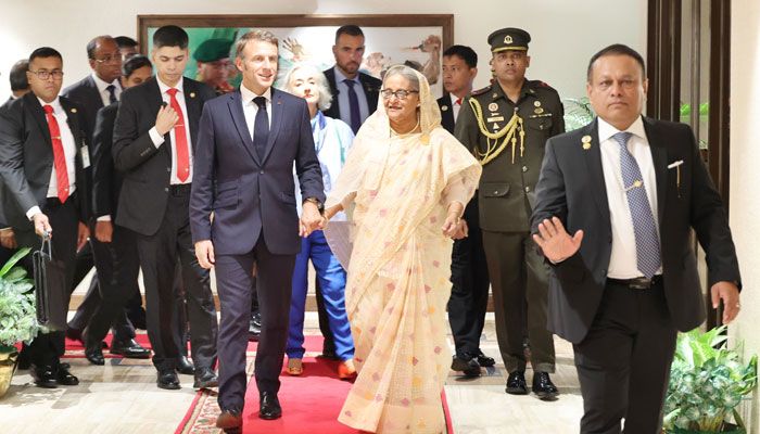 ছবিতে এমানুয়েল মাখোঁর ঢাকা সফর