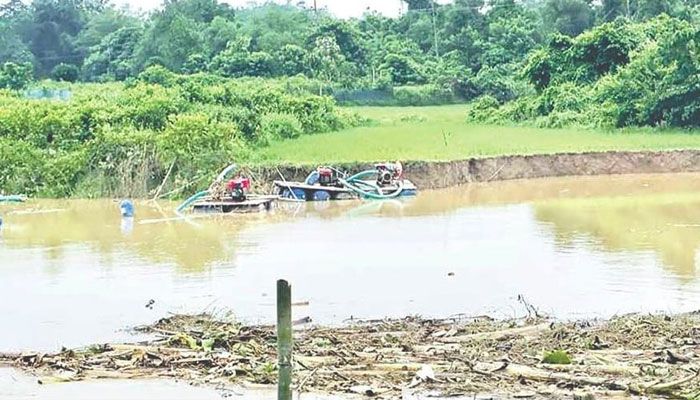 অবৈধ ড্রেজার নদীতে, বিপদ চারপাশে