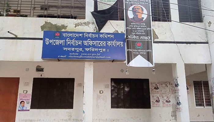 টাকা ছাড়া মেলে না নির্বাচন অফিসের সেবা
