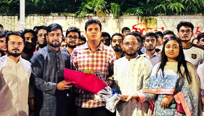 সাদ্দামকে দিতে আসা ফুল ফেলে দেওয়ার অভিযোগ ঢাবি ছাত্রলীগ নেতাদের বিরুদ্ধে