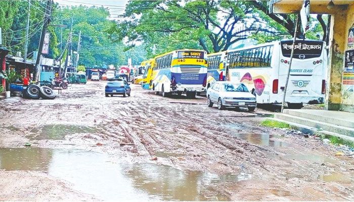 সংস্কারের অভাবে বেহাল ঈশ্বরদী বাস টার্মিনাল
