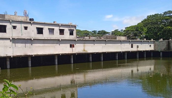 শতবর্ষী পুকুর ভরাট করে জেলা পরিষদের মার্কেট