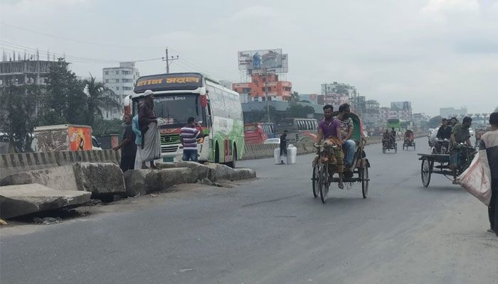 ঢাকা-চট্টগ্রাম মহাসড়কের সিদ্ধিরগঞ্জের সাইনবোর্ড অংশ। প্রবা ফটো 