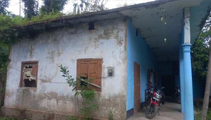 দীর্ঘদিন সংস্কার না করায় ব্যবহারের অনুপযোগী ভবনে চলে রায়পুরা উপজেলার কেরোয়া ইউনিয়ন ভূমি অফিসের কার্যক্রম। প্রবা ফটো 