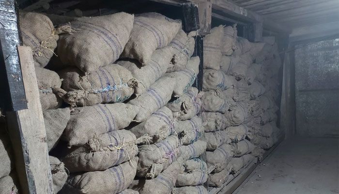 সাত ব্যবসায়ীর নিয়ন্ত্রণে যশোরের আলুর বাজার