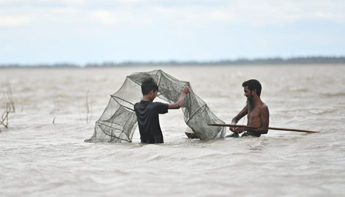 চায়না দুয়ারী জালে মাছ শিকার