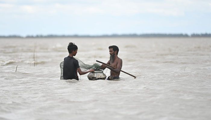 চায়না দুয়ারী জালে মাছ শিকার