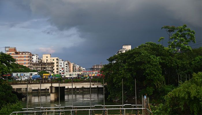 ঢাকার আকাশে মেঘের ঘনঘটা