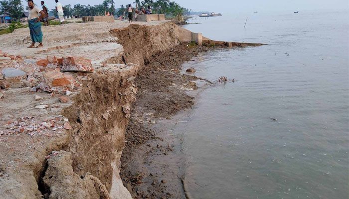 প্রাণহানির শঙ্কা নিয়ে তিন লাখ মানুষের বসবাস