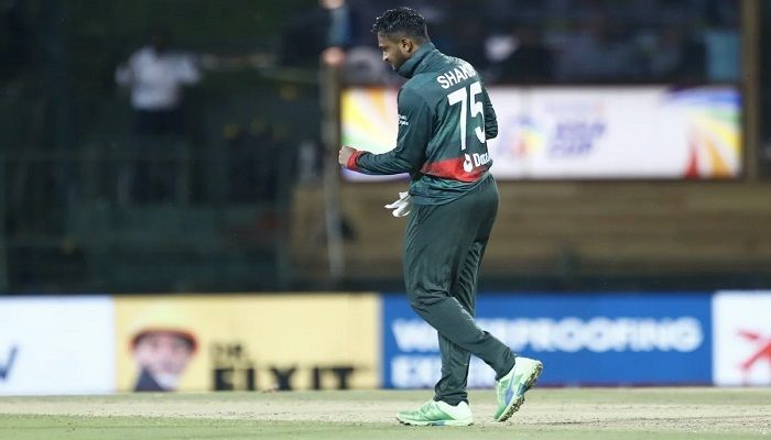   সাকিবের ঘূর্ণির পর মুস্তাফিজের তোপ