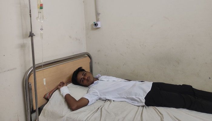 বখাটেদের মারধরে আহত আরফিন ভূইয়া আখাউড়া স্বাস্থ্য কমপ্লেক্সে চিকিৎসাধীন। প্রবা ফটো