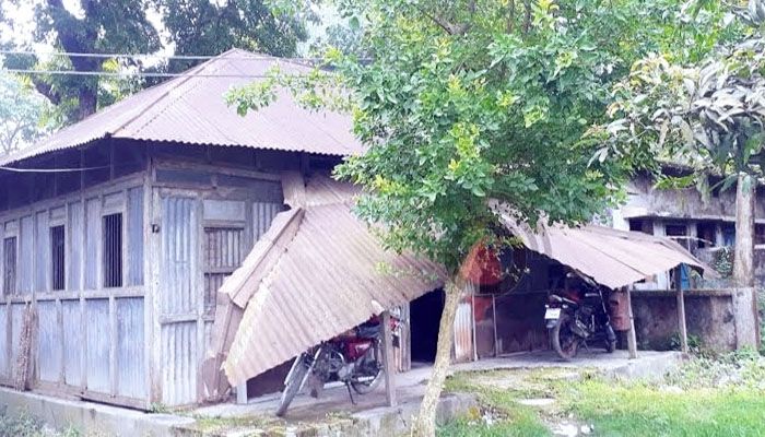 সদরপুর উপজেলার হাটকৃষ্ণপুর সাব পোস্ট অফিসের কার্যক্রম চলছে পরিত্যক্ত টিনের ঘরে। প্রবা ফটো