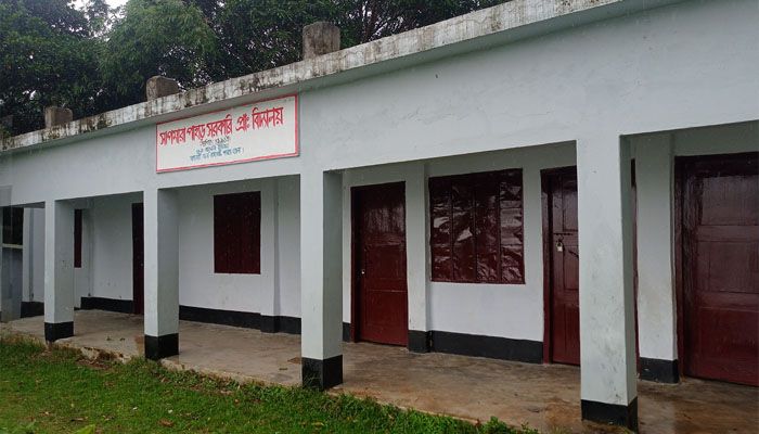 সাপমারা পাহাড় সরকারি প্রাথমিক বিদ্যালয়। প্রবা ফটো