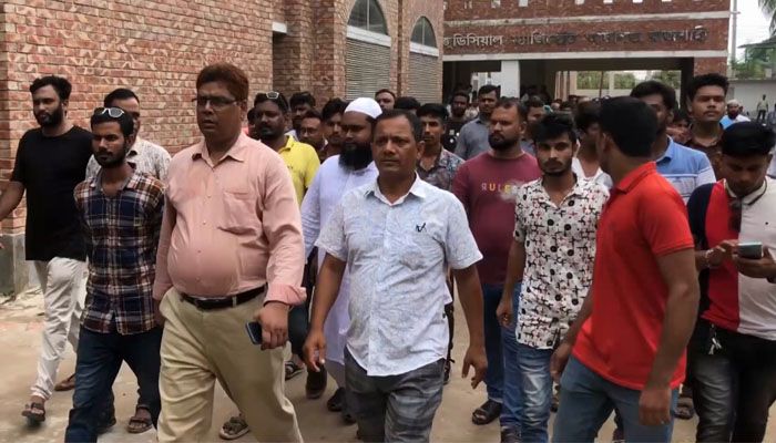 রাজশাহী আদালত চত্বরে আওয়ামী লীগের দুই পক্ষের হট্টগোল
