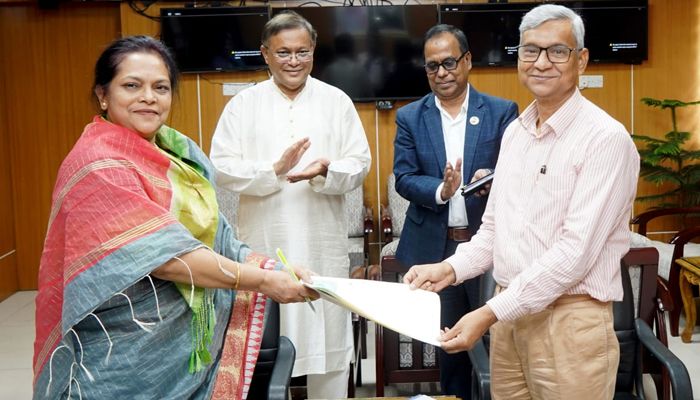 তথ্যমন্ত্রীর উপস্থিতিতে চুক্তি স্বাক্ষর করছেন বিটিভির মহাপরিচালক ও বিএফডিসির ব্যবস্থাপনা পরিচালক। প্রবা ফটো 