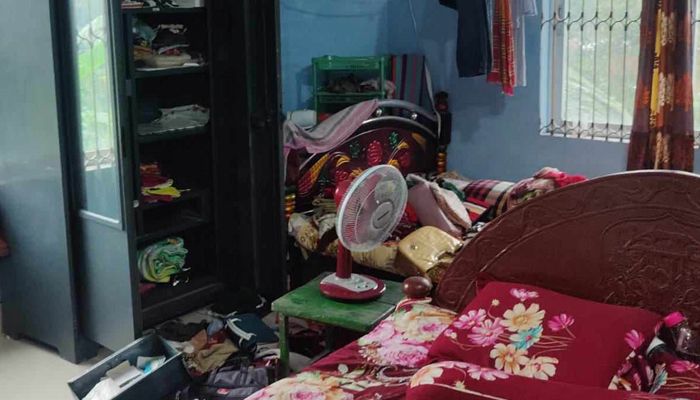 দিনের বেলায় শিক্ষক দম্পতির বাসা থেকে আট ভরি স্বর্ণ চুরি