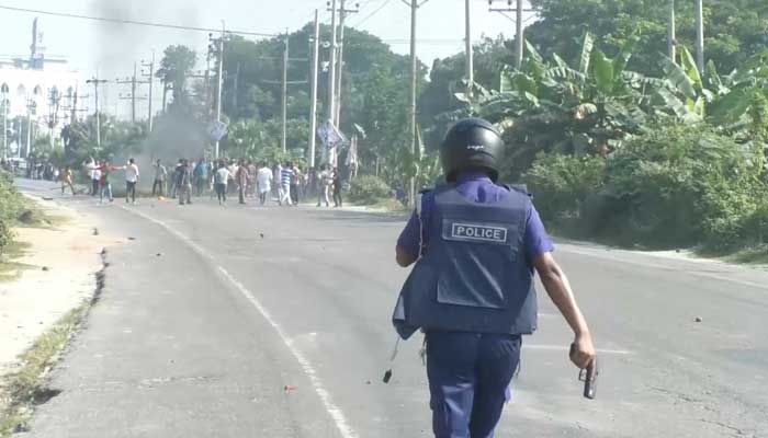 আড়াইহাজারে বিএনপি-পুলিশ সংঘর্ষ, আহত অর্ধশত