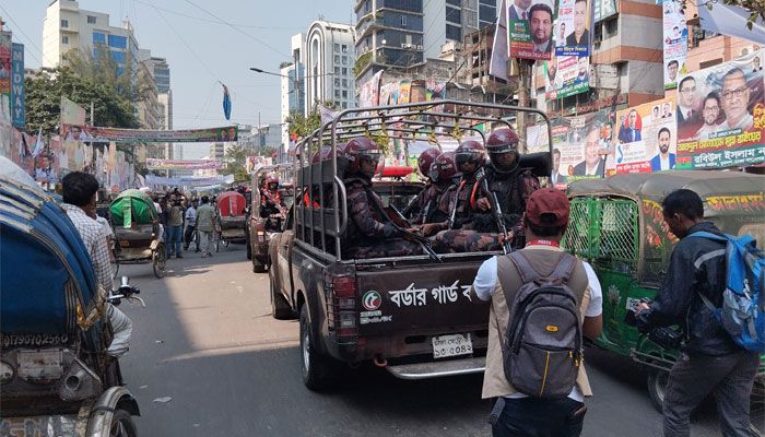 বিএনপির কেন্দ্রীয় কার্যালয়ের সামনে বিজিবির টহল