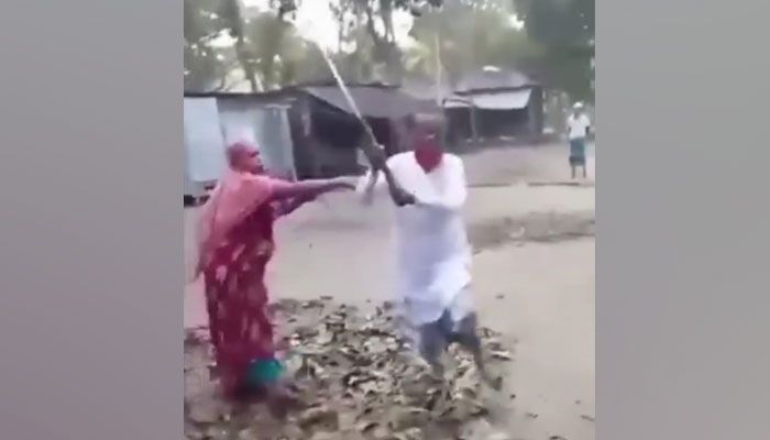 ইউপি সদস্যকে রামদা নিয়ে চেয়ারম্যানের ধাওয়া