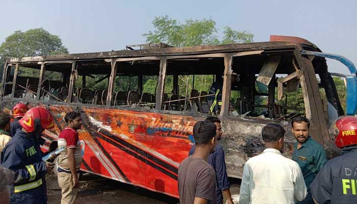 মানিকগঞ্জে যাত্রী সেজে বাসে আগুন দেওয়ার ঘটনা ঘটেছে। প্রবা ফটো