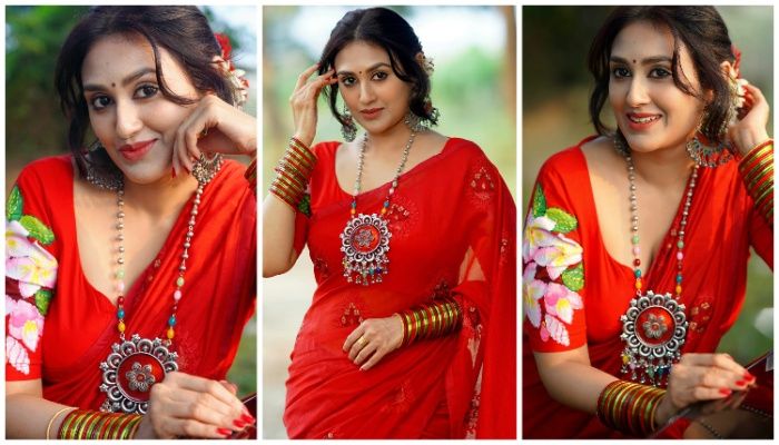 দেখা দিলেন লাল টুকটুক কুসুম