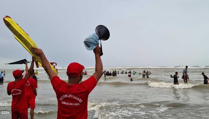 অনুরোধও শুনছে না পর্যটকরা