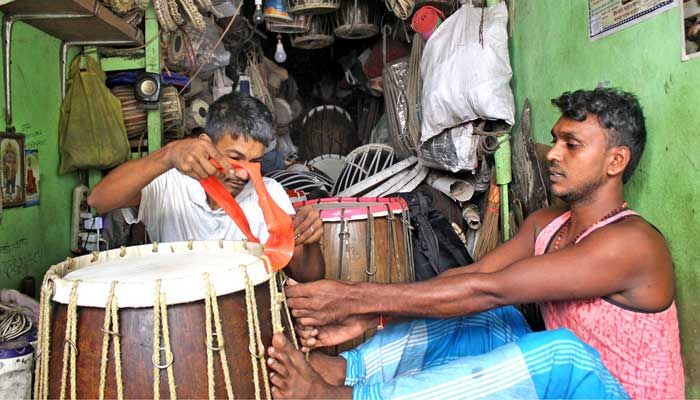 ঢাকিদের সুদিন যেন ফিরেও ফিরছে না