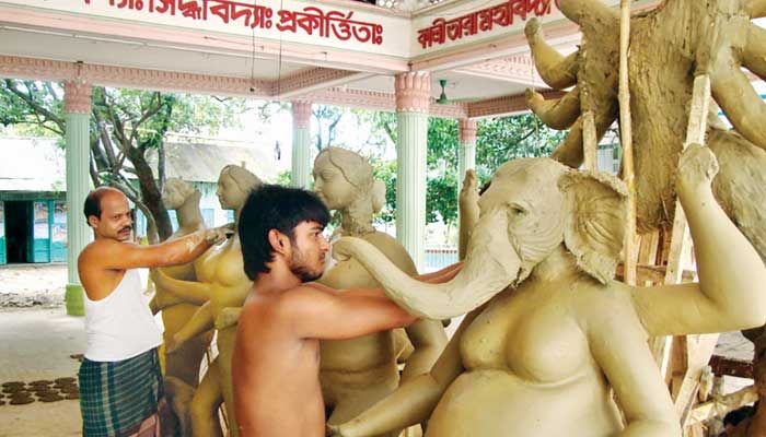 রঙতুলির আঁচড়ে মূর্ত হয়ে উঠছে দেবীর রূপ
