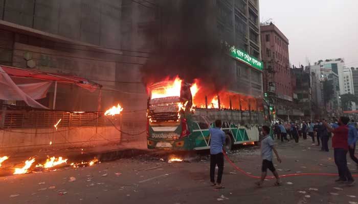 রাজধানীতে বিভিন্ন দলের কর্মসূচি চলাকালে আগুন দেওয়া হয় বাসে। ছবি : প্রবা 