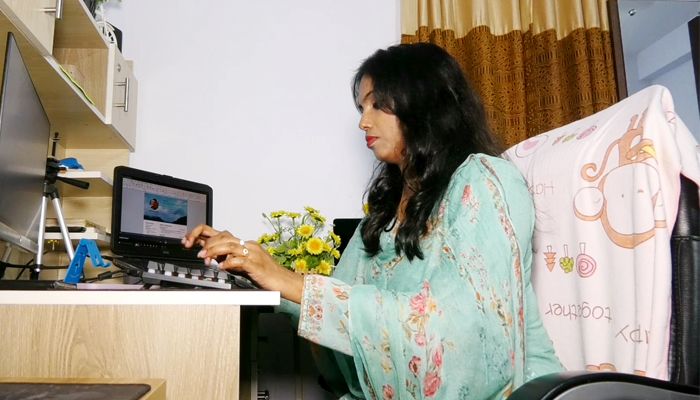 জীবনবৃত্তান্ত লিখে মাসে আয় লাখ টাকা 
