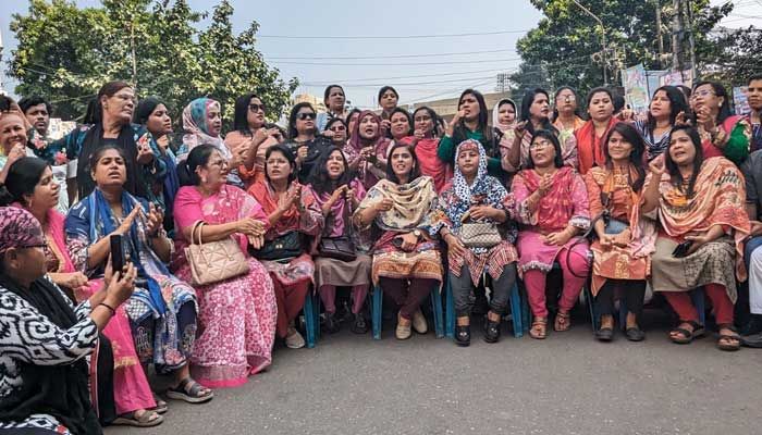 অবরোধে সতর্ক অবস্থানে যুব মহিলা লীগের নেতাকর্মীরা