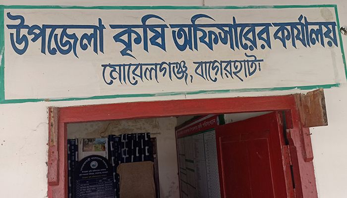 যন্ত্রপাতি দেওয়ার কথা বলে টাকা নিয়ে কৃষি কর্মকর্তা উধাও 