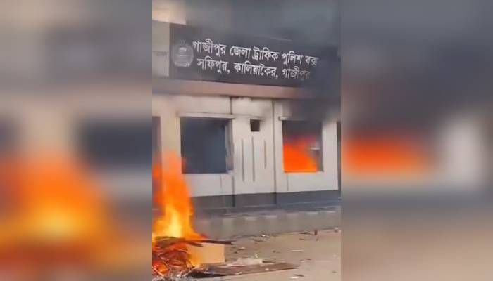 গাজীপুরে পুলিশ বক্সে আগুন, হাসপাতাল ভাঙচুর